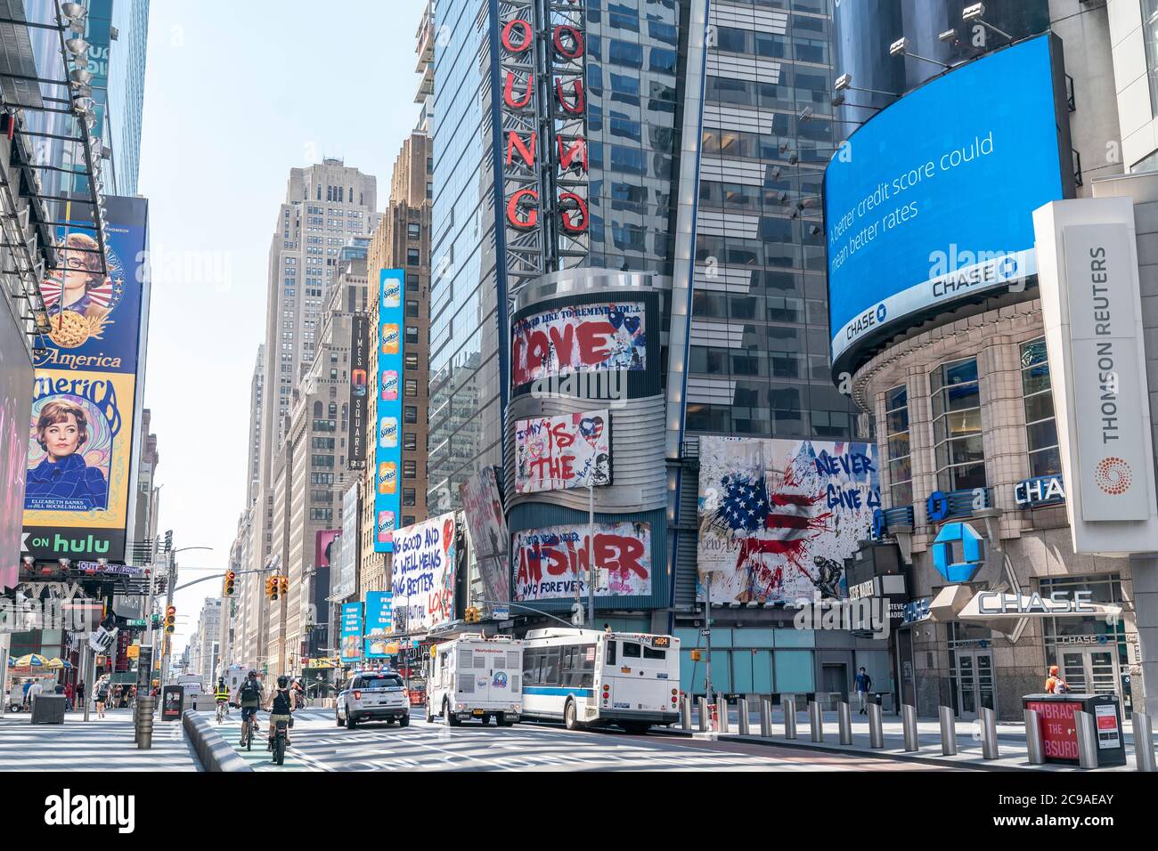 New York, NY - 29 juillet 2020 : Thierry Guetta aka M. Brainwash art vu sur des panneaux d'affichage sur le siège d'Ernst & Young sur Times Square. Banque D'Images