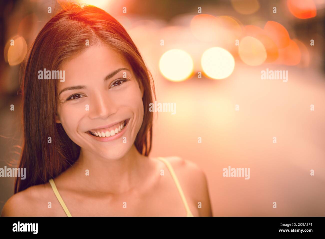 Fille asiatique souriante portrait heureux sur New York City Street. Coucher de soleil été extérieur jeune femme appréciant la vie, vie saine Banque D'Images