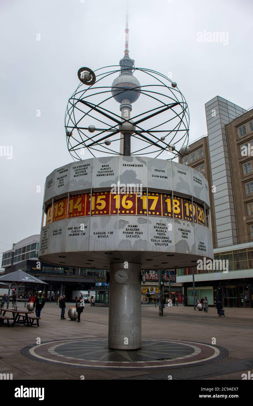 L'horloge universelle de Berlin est une grande horloge de style tourelle  située sur la place publique d'Alexanderplatz Photo Stock - Alamy