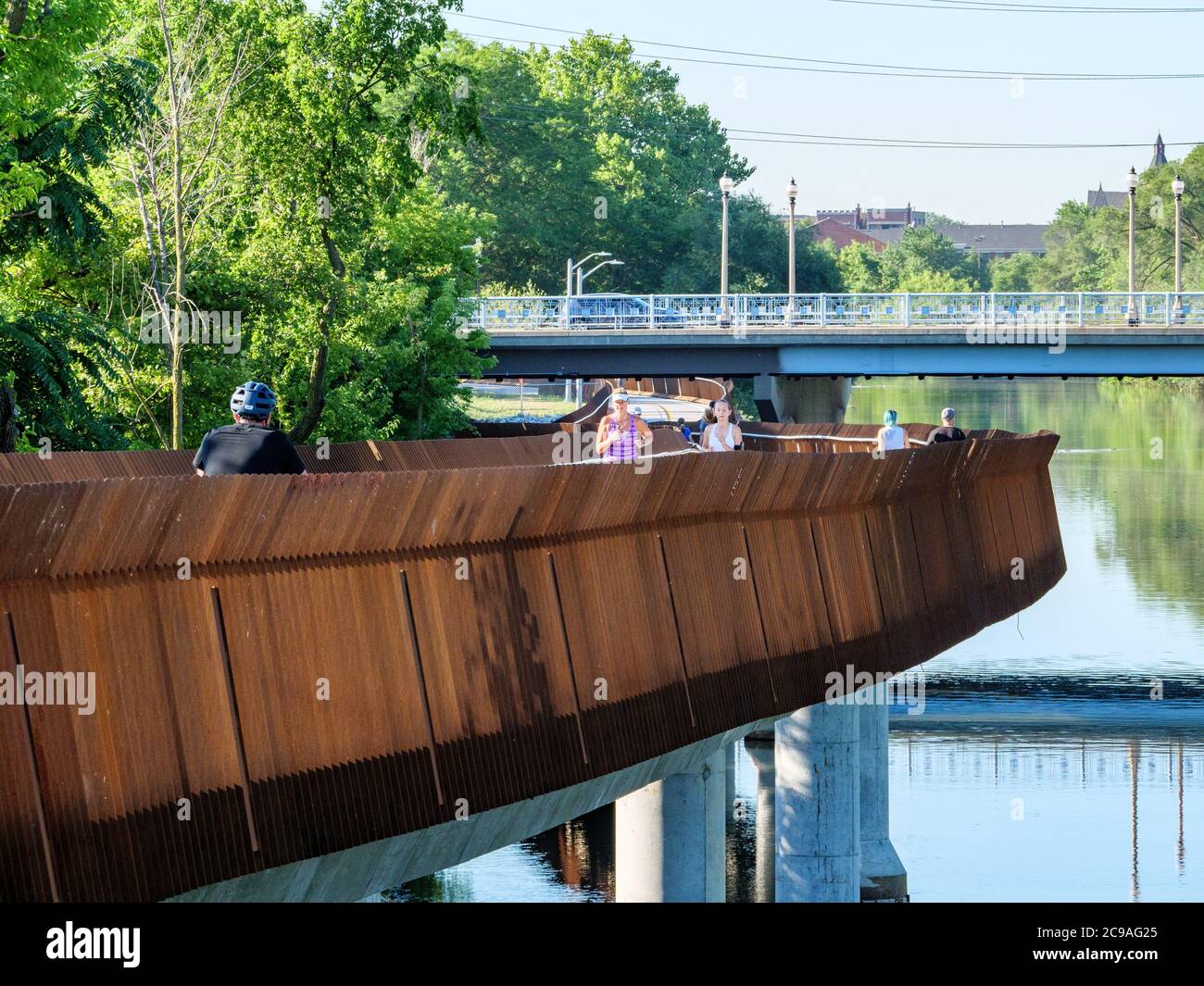 Cycliste et randonneurs sur le pont Riverview, Chicago, Illinois. Banque D'Images