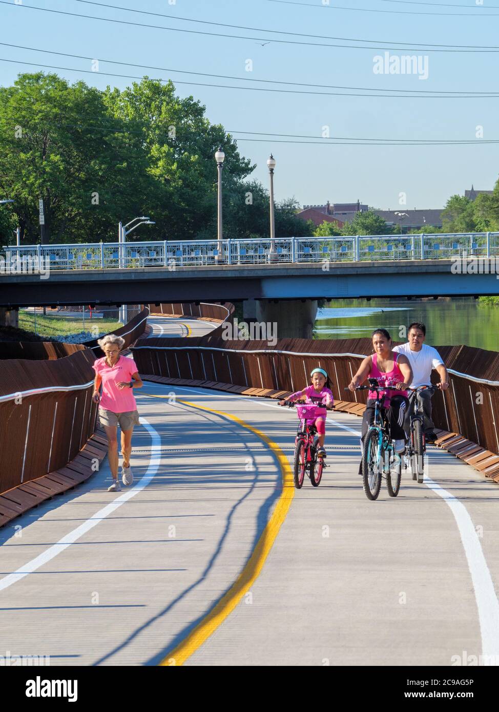 Une famille de vélos Riverview Bridge, Chicago, Illinois. Vue vers le sud sur le pont Addison Street. Banque D'Images