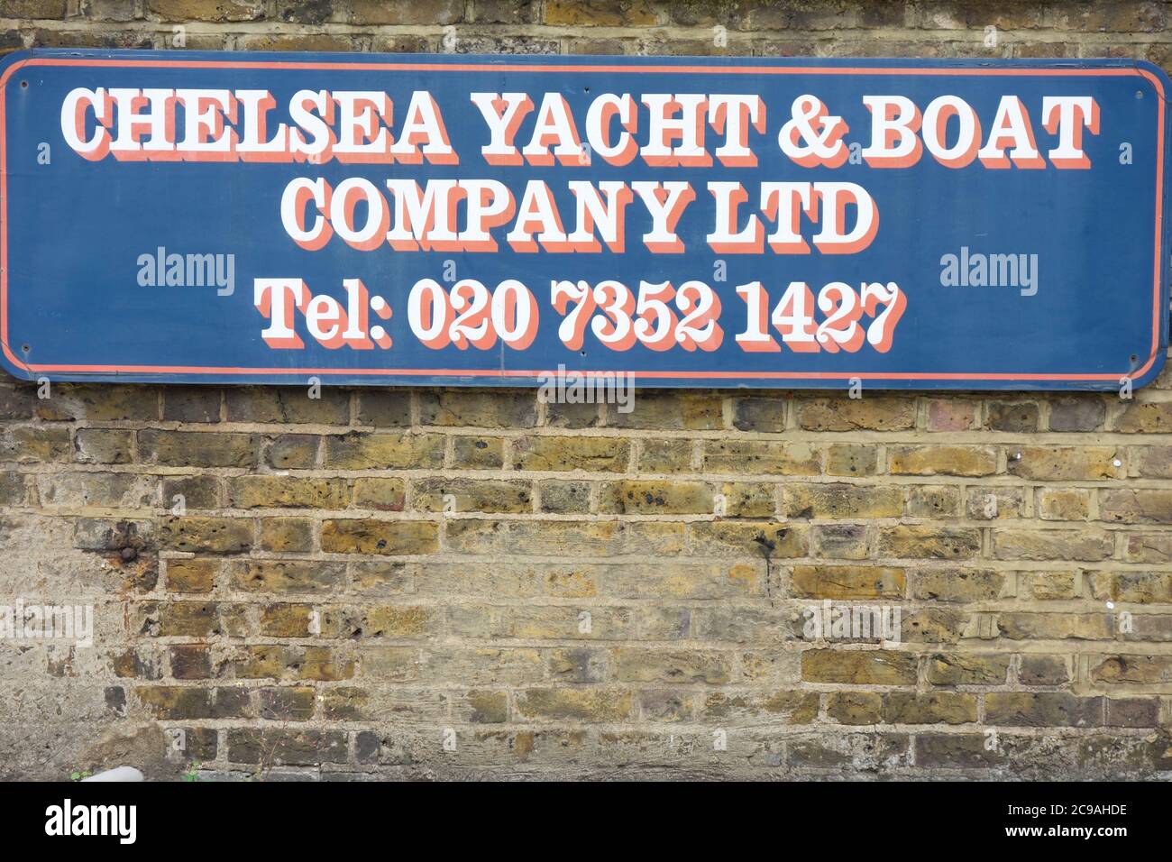 Vue rapprochée des bateaux à moteur des maisons flottantes de Chelsea Yacht and Boat Company à Chelsea Reach, Londres, Royaume-Uni Banque D'Images