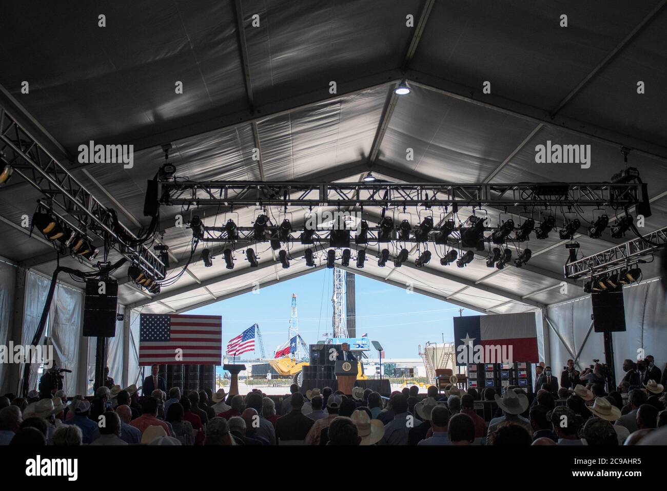 Midland, TX USA 29 juillet 2020: Le président américain DONALD TRUMP s'adresse aux invités à l'intérieur d'une tente climatisée à côté de la plate-forme de forage Lattihaw #9 sur le site du puits Double Eagle (en arrière-plan) près de Midland. Crédit : Bob Daemmrich/Alay Live News Banque D'Images