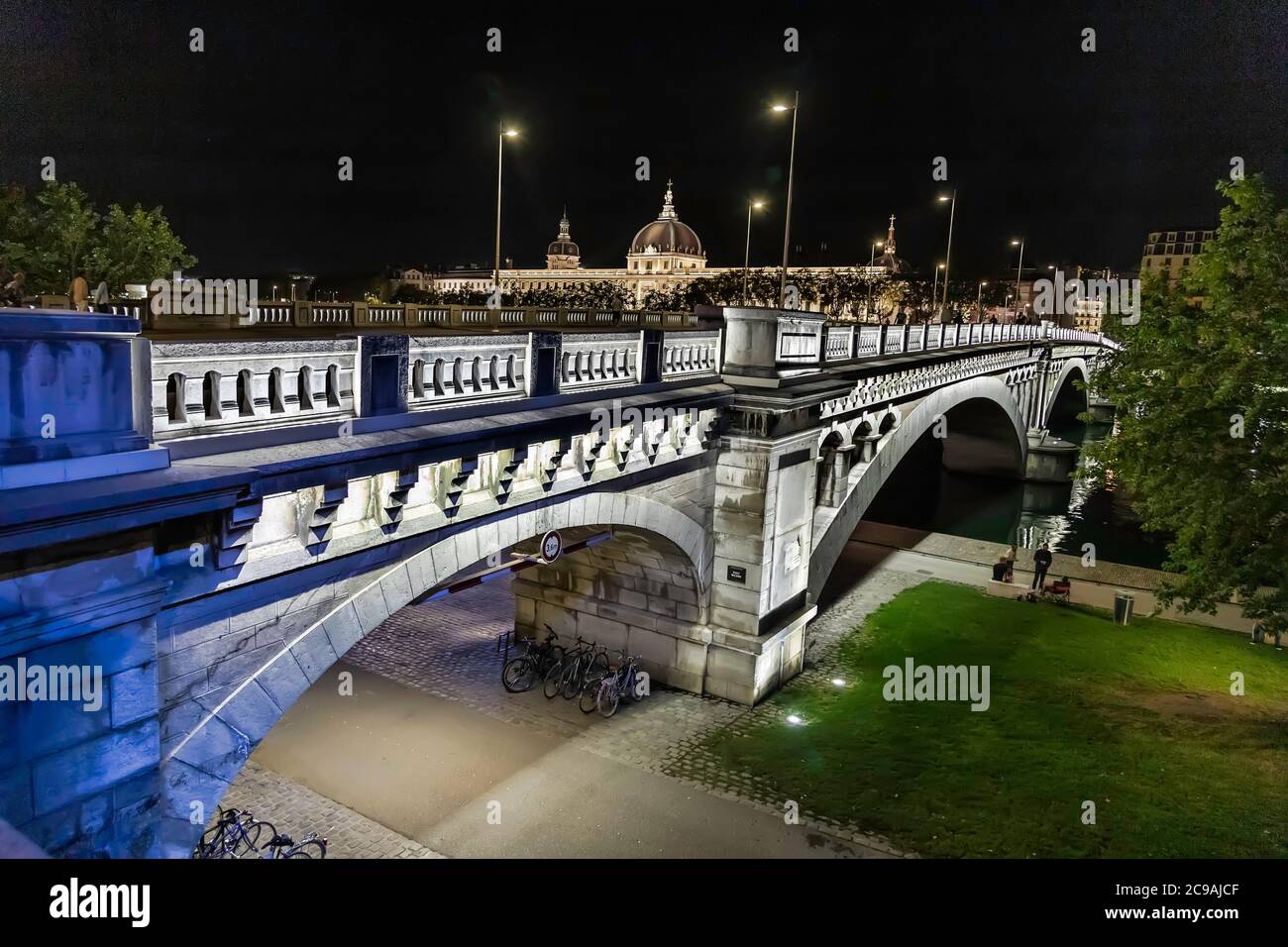 Lyon, France. 20 septembre 2019. Enjambant le Rhône, le pont Wilson offre un magnifique panorama sur la péninsule et l'Hôtel-Dieu à Lyon Banque D'Images