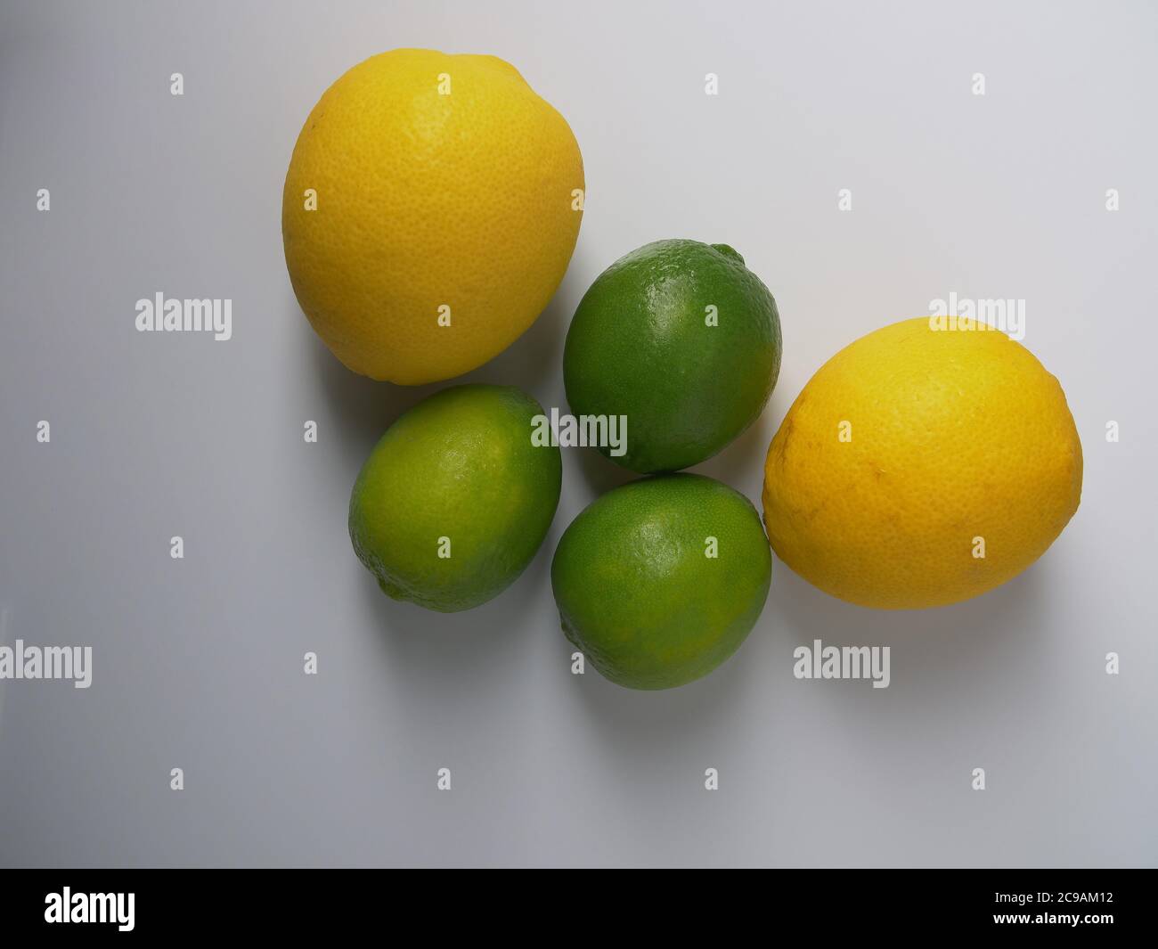 Comparaison des fruits citron et citron vert Banque D'Images