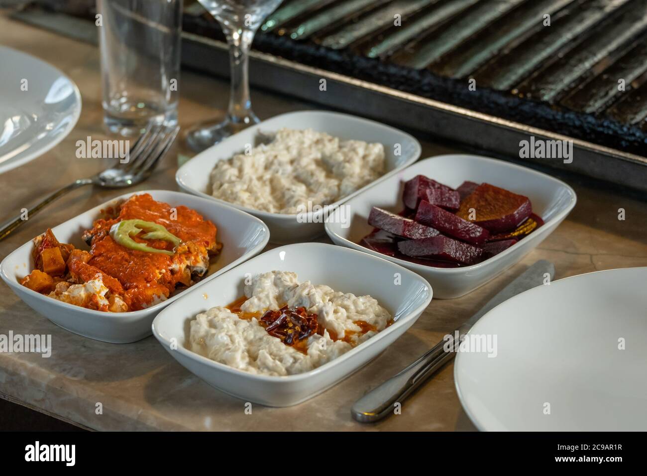 Différents types de viande grillée au barbecue sur la table, servis avec des hors-d'œuvre turcs et du raki turc. Banque D'Images