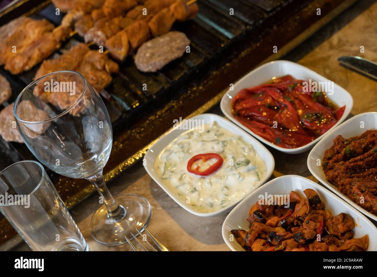 Différents types de viande grillée au barbecue sur la table, servis avec des hors-d'œuvre turcs et du raki turc. Banque D'Images