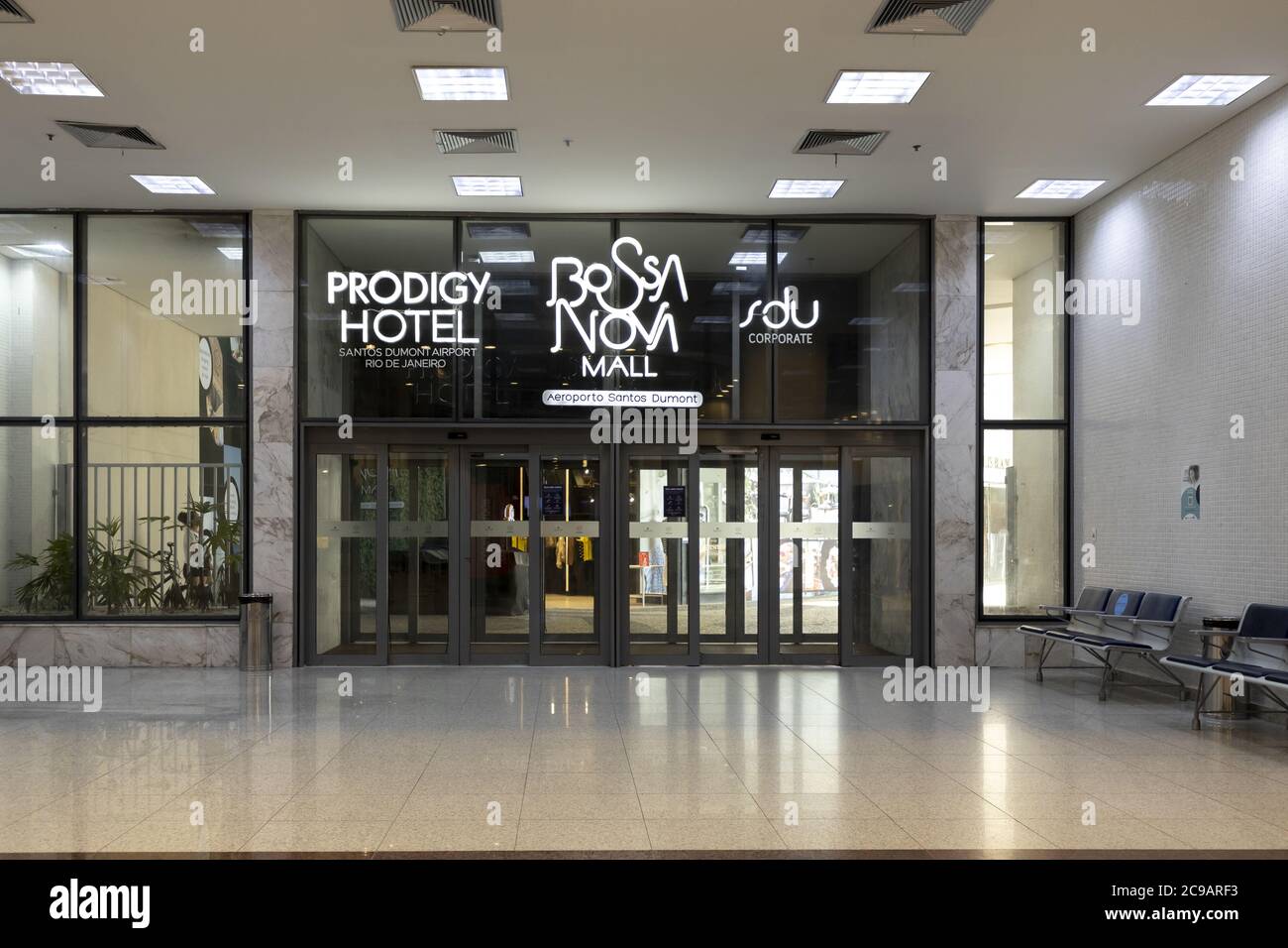 RIO DE JANEIRO, BRÉSIL - 11 juillet 2020 : prenez la sortie de l'aéroport Santos Dumont jusqu'à l'hôtel Prodigy et au centre commercial Bossa Nova où personne ne se trouve Banque D'Images