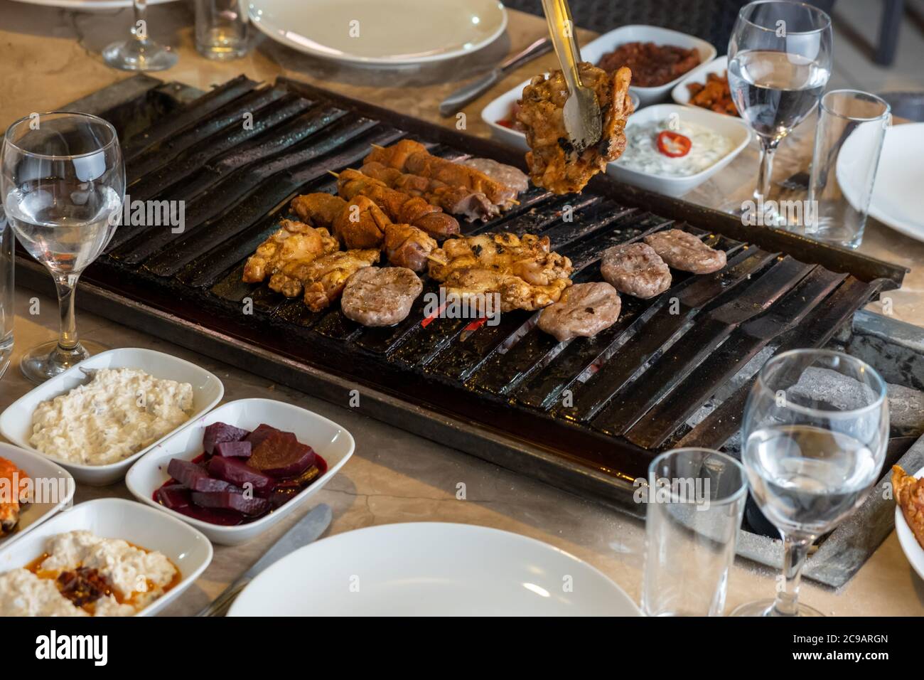 Différents types de viande grillée au barbecue sur la table, servis avec des hors-d'œuvre turcs et du raki turc. Banque D'Images