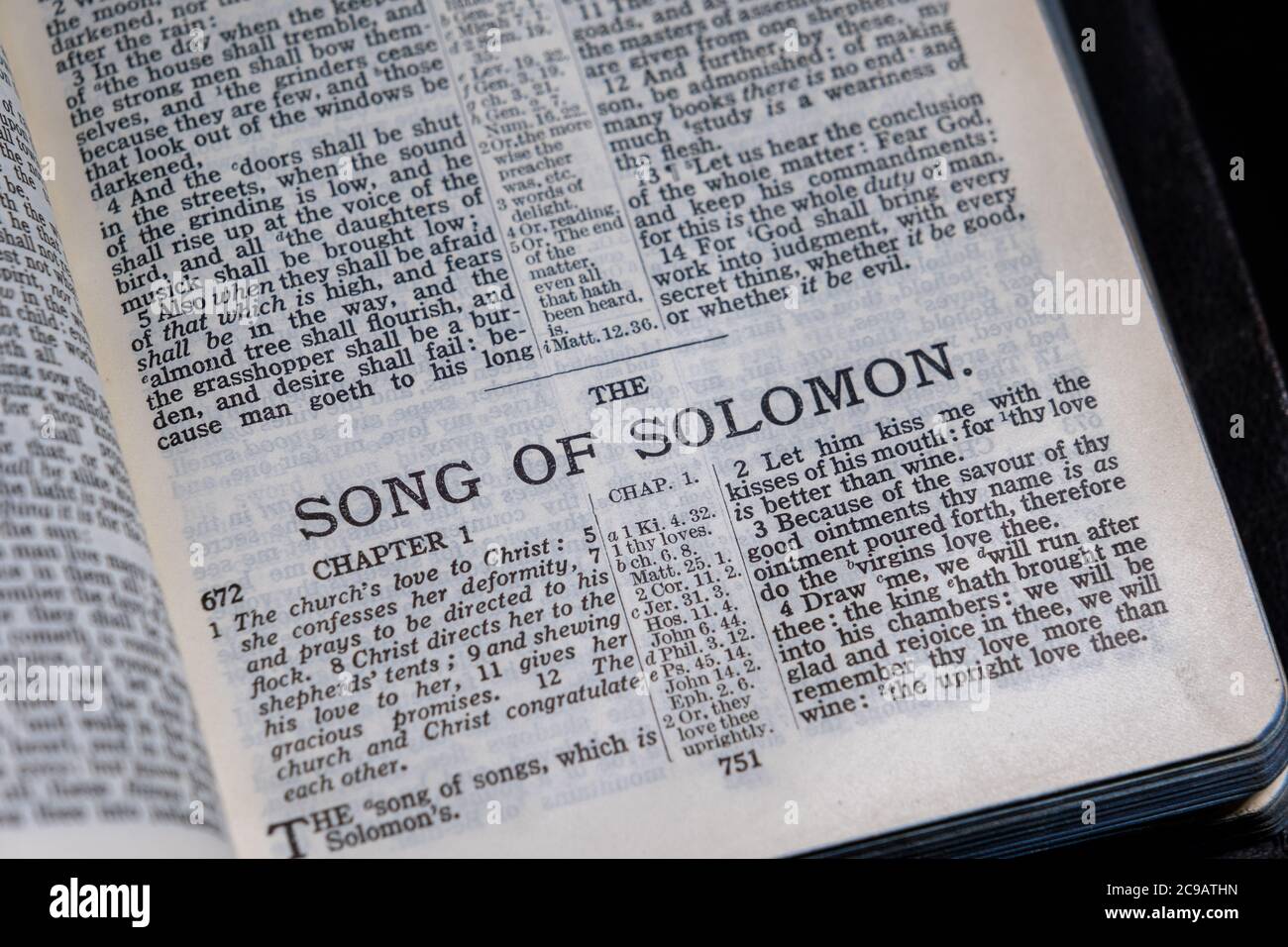 Bible ouverte à la première page de la chanson de Salomon Photo Stock -  Alamy