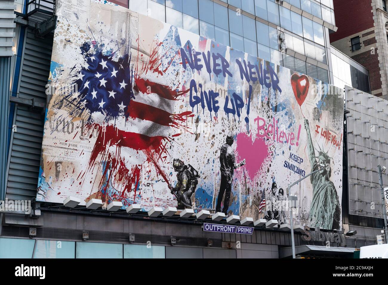 New York, États-Unis. 29 juillet 2020. Thierry Guetta aka M. Brainwash art vu sur des panneaux d'affichage sur le siège d'Ernst & Young sur Times Square. Ces œuvres d'art dépeignent un message d'amour à la ville de New York. L'artiste est né en France et est basé à Los Angeles. (Photo de Lev Radin/Pacific Press) crédit: Pacific Press Media production Corp./Alay Live News Banque D'Images