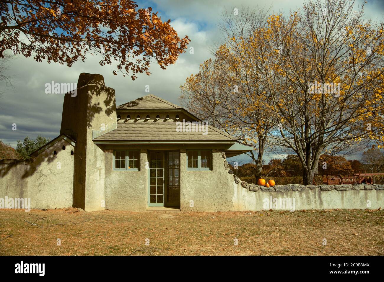 Maison en pierre d'un étage et clôture en pierre sur la droite Banque D'Images