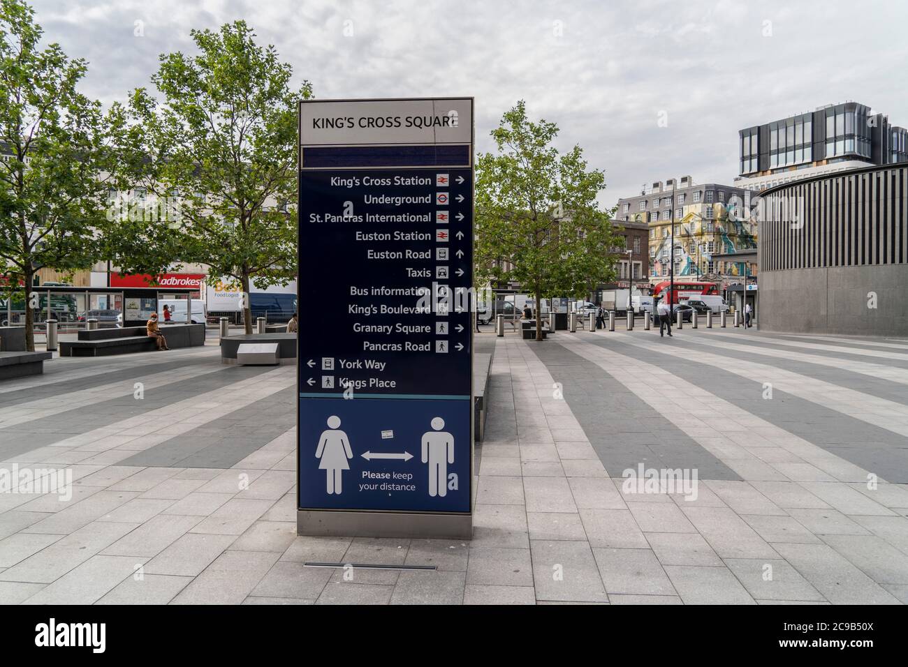 Vue sur un panneau d'avertissement de coronavirus à la gare de Kings Cross. Le gouvernement a rendu obligatoire le port de revêtements faciaux sur tous les transports publics et dans différents endroits comme les magasins, les banques et les bureaux de poste ainsi que les magasins, les supermarchés, les centres commerciaux intérieurs et les stations en Angleterre aujourd'hui. Banque D'Images