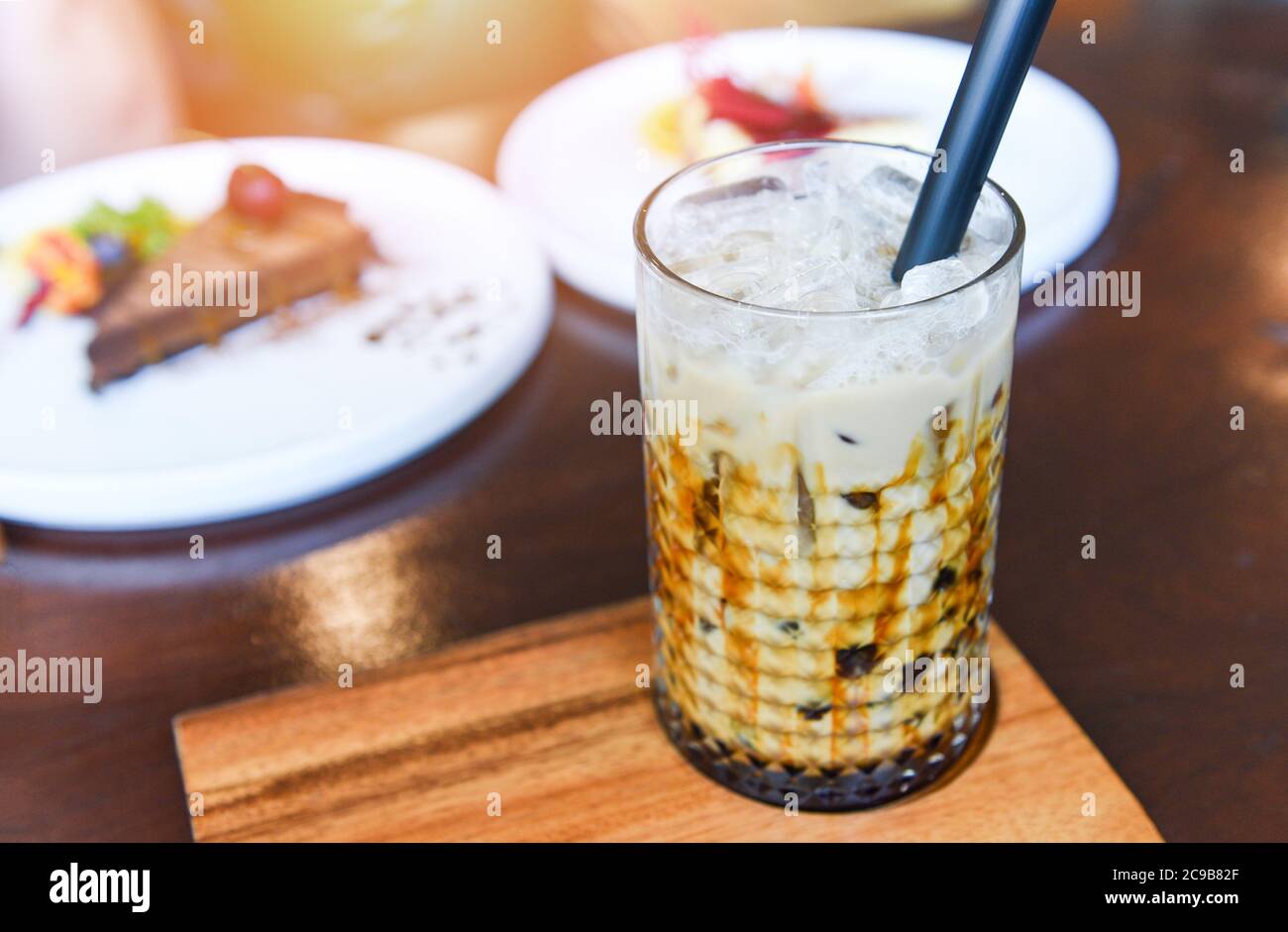 Thé au lait en verre sur la table en bois avec gâteau / thé au lait de Taïwan Banque D'Images