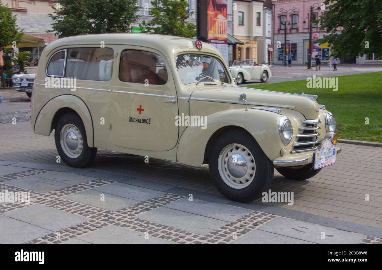 Skoda 1101 connu sous le nom de voiture classique Tudor Ambulance sur la rue Banque D'Images