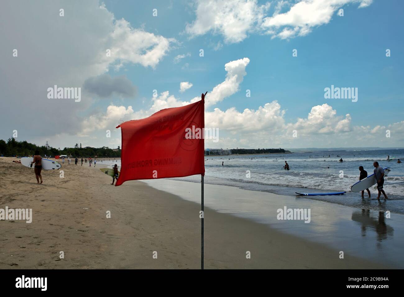 Panneau d'interdiction de nager sur Kuta Beach, Bali, Indonésie. Photo d'archives (2010). Banque D'Images