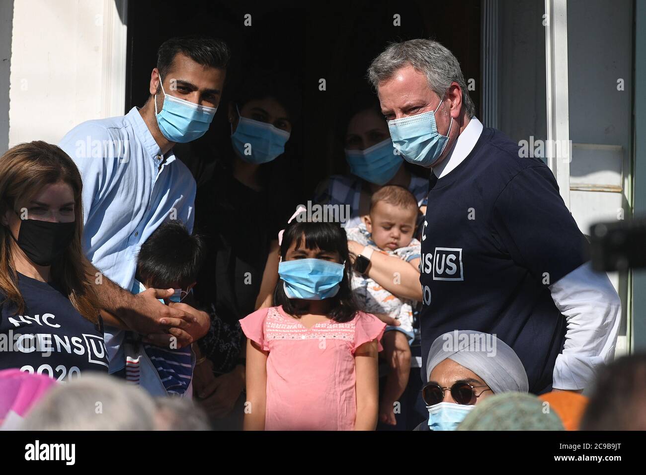 New York, États-Unis. 29 juillet 2020. Bill de Blasio, maire de la ville de New York, pose avec des membres de la famille Dodwani comme lui et Julie Menin, directrice du recensement de 20202 à New York (l) vont frapper à la porte pour encourager les New-Yorkais à terminer le recensement de 2020, dans la communauté indienne punjabi de Richmond Hill, Queens, NY, le 29 juillet 2020. (Anthony Behar/Sipa USA) crédit: SIPA USA/Alay Live News Banque D'Images