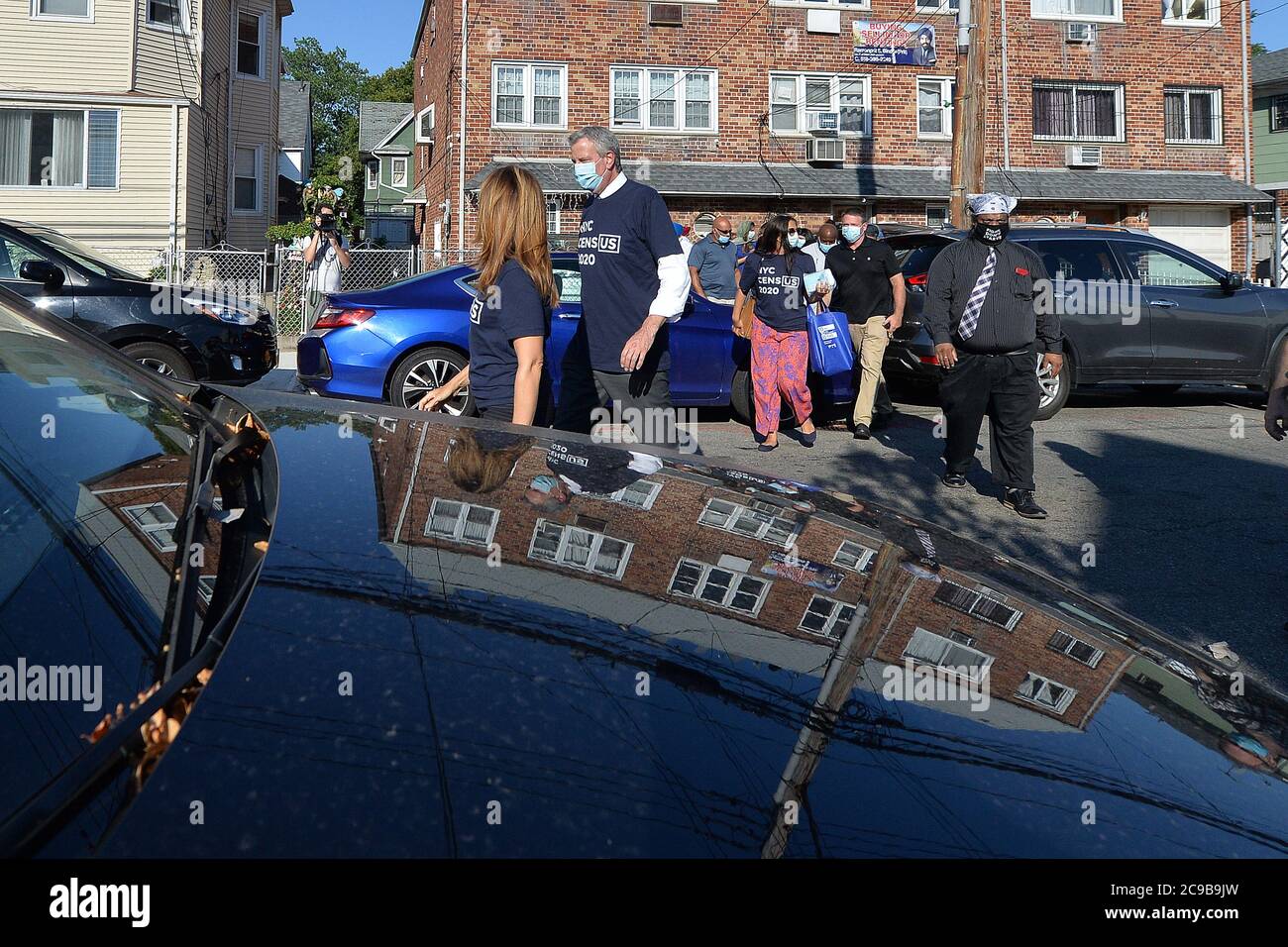 New York, États-Unis. 29 juillet 2020. Bill de Blasio, maire de la ville de New York (deuxième à partir de la gauche) et Julie Menin, directrice du recensement de 20202 à New York (l), traversent la communauté indienne punjabi de Richmond Hill lorsqu'ils font des coups de porte pour encourager les New-Yorkais à terminer le recensement de 2020, à Queens, NY, le 29 juillet 2020. (Anthony Behar/Sipa USA) crédit: SIPA USA/Alay Live News Banque D'Images