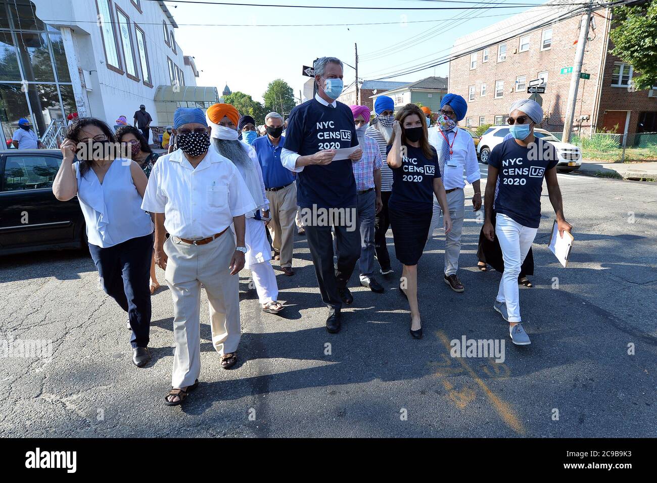 New York, États-Unis. 29 juillet 2020. Bill de Blasio, maire de New York (c), et Julie Menin, directrice du recensement de 20202 à New York (3e à partir de la droite), traversent la communauté indienne punjabi de Richmond Hill pour encourager les New-Yorkais à terminer le recensement de 2020, à Queens (NY), le 29 juillet 2020. (Anthony Behar/Sipa USA) crédit: SIPA USA/Alay Live News Banque D'Images