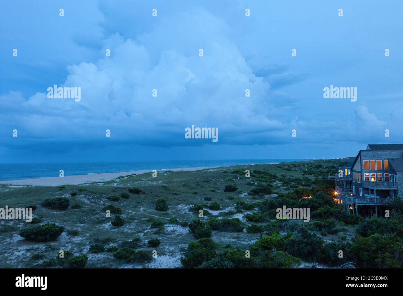 Avon, Outer Banks, Caroline du Nord. Nuages en soirée sur les rives extérieures, océan Atlantique en arrière-plan. Banque D'Images