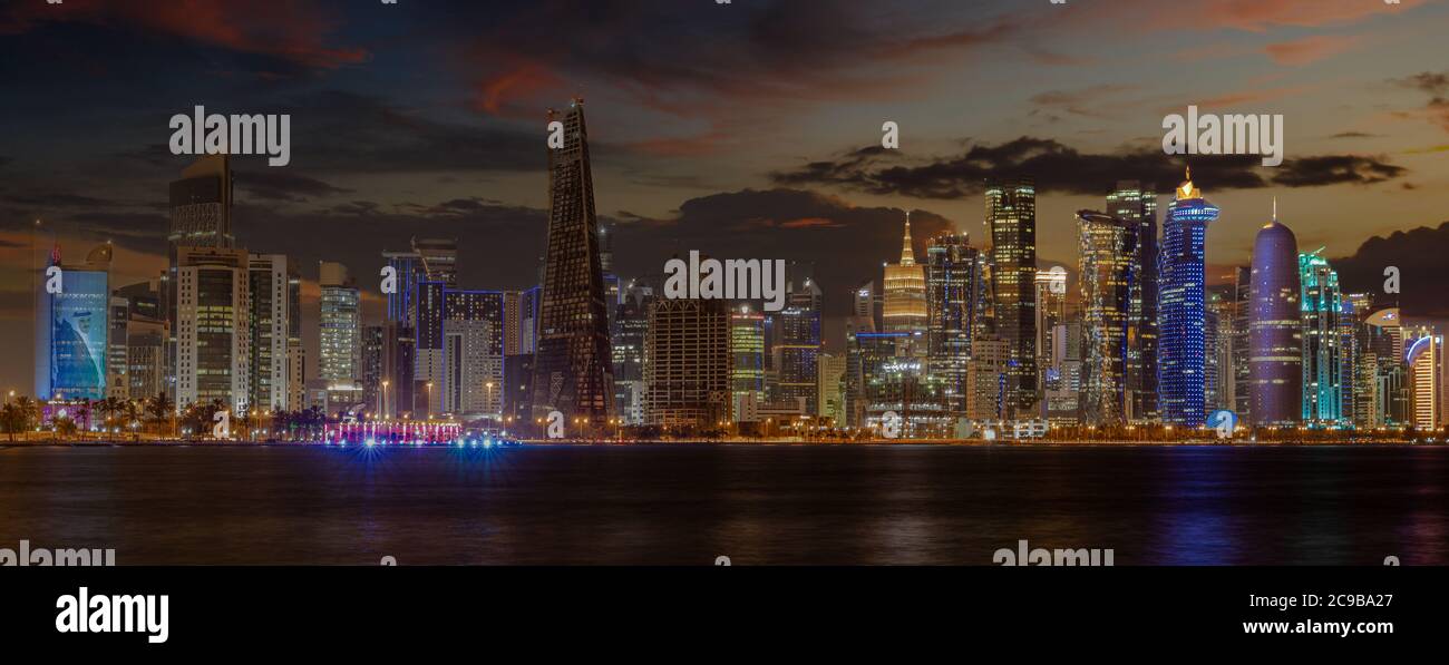 La nuit, les gratte-ciel du Qatar de Doha montrent des gratte-ciel et des lumières réfléchis Dans le golfe arabe Banque D'Images