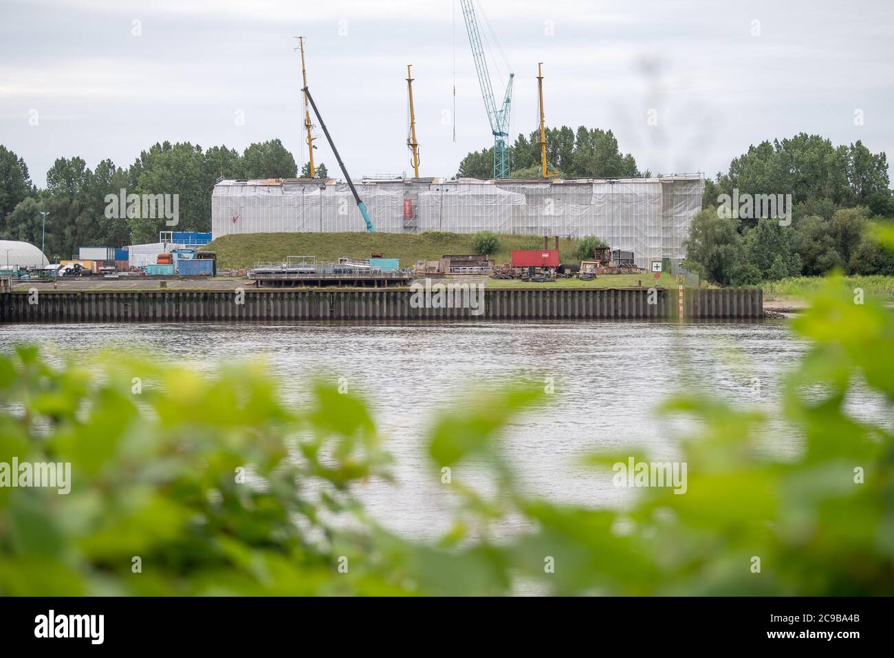 Berne, Allemagne. 27 juillet 2020. Le navire de formation à la voile 'Gorch Fock' se trouve sous des bâches dans le chantier naval de Lürssen. La révision générale du navire de navigation 'Gorch Fock' a été un désastre financier et politique pendant longtemps. Maintenant, la barque a ses mâts en arrière et il semble se diriger vers la fin - même si elle sera coûteuse pour le contribuable. (À dpa 'Sarine voit des progrès dans la restauration du Gorch Fock' à partir de 30.07.2020) Credit: Sina Schuldt/dpa/Alay Live News Banque D'Images