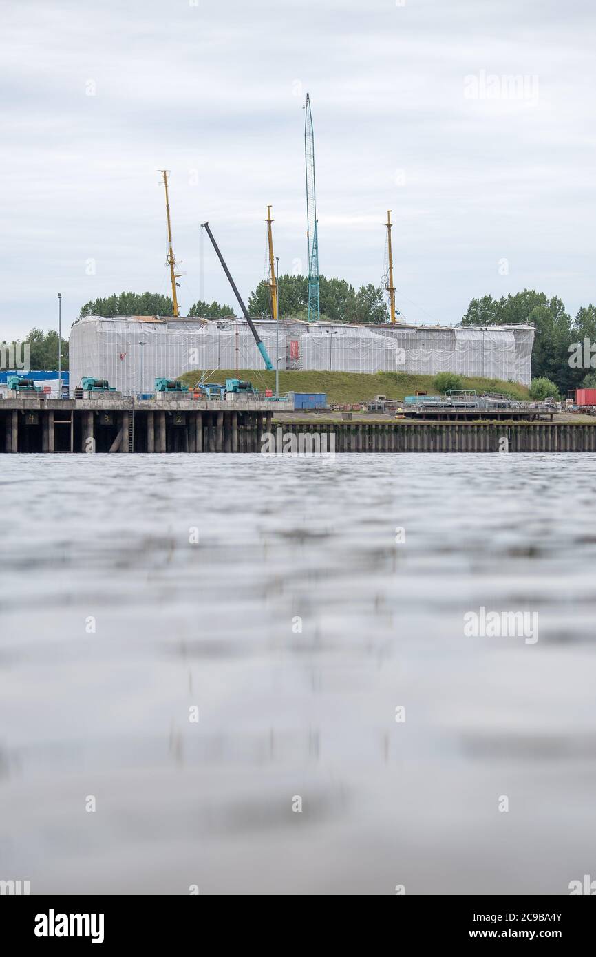 Berne, Allemagne. 27 juillet 2020. Le navire de formation à la voile 'Gorch Fock' se trouve sous des bâches dans le chantier naval de Lürssen. La révision générale du navire de navigation 'Gorch Fock' a été un désastre financier et politique pendant longtemps. Maintenant, la barque a ses mâts en arrière et il semble se diriger vers la fin - même si elle sera coûteuse pour le contribuable. (À dpa 'Sarine voit des progrès dans la restauration du Gorch Fock' à partir de 30.07.2020) Credit: Sina Schuldt/dpa/Alay Live News Banque D'Images