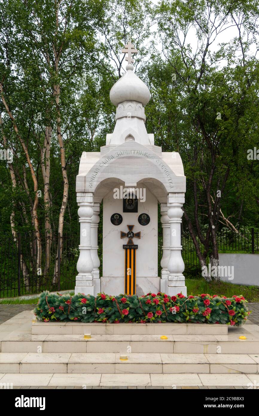 Severomorsk, Russie - août 2019 : Chapelle commémorative en l'honneur de la défense héroïque de l'Arctique pendant la deuxième guerre mondiale au cimetière commémoratif. Banque D'Images