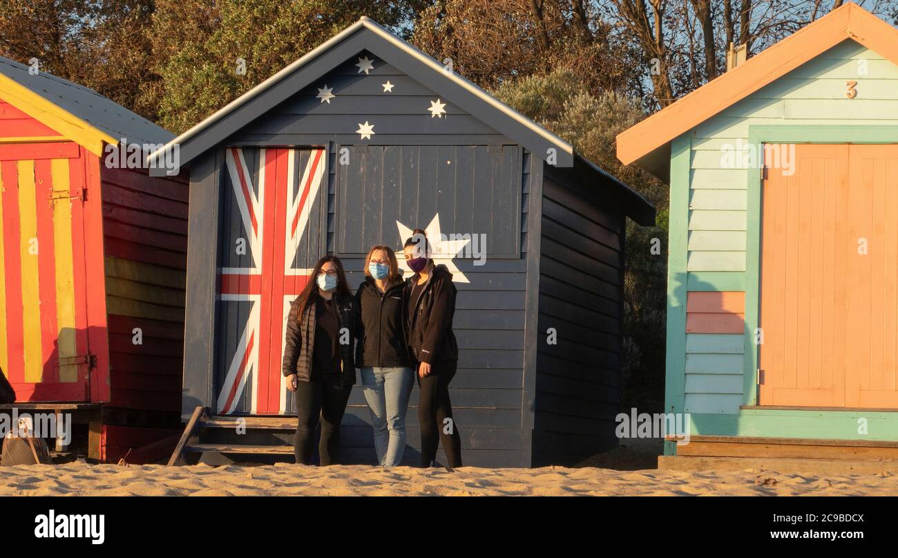 Melbourne Australie coronavirus Covid-19 : personnes portant des masques protecteurs dans la banlieue de Melbourne de Brighton ath the Famous Beach Boxes . Banque D'Images