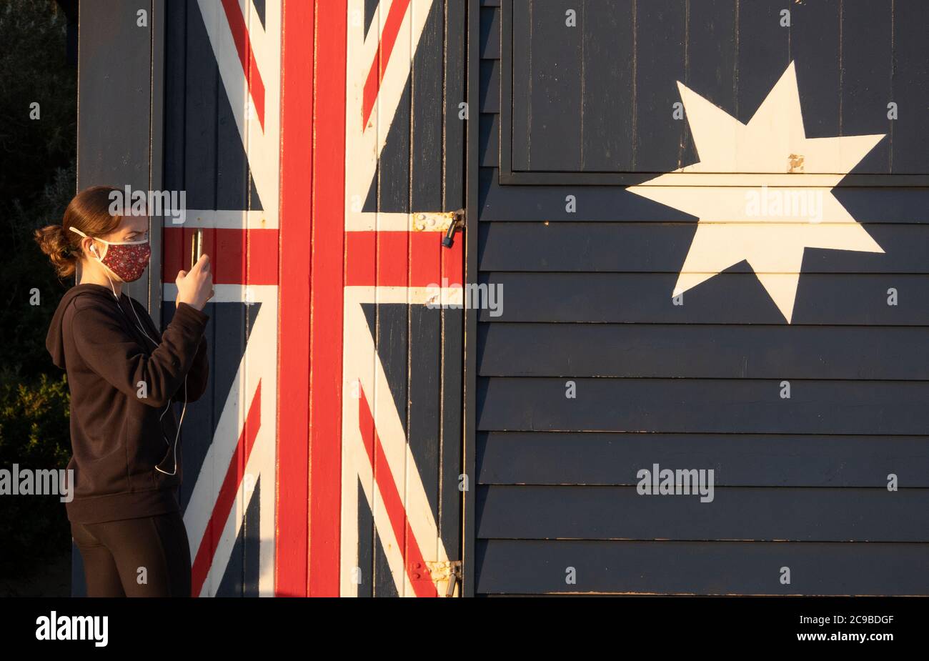 Melbourne Australie coronavirus Covid-19 : personnes portant des masques protecteurs dans la banlieue de Melbourne de Brighton ath the Famous Beach Boxes . Banque D'Images