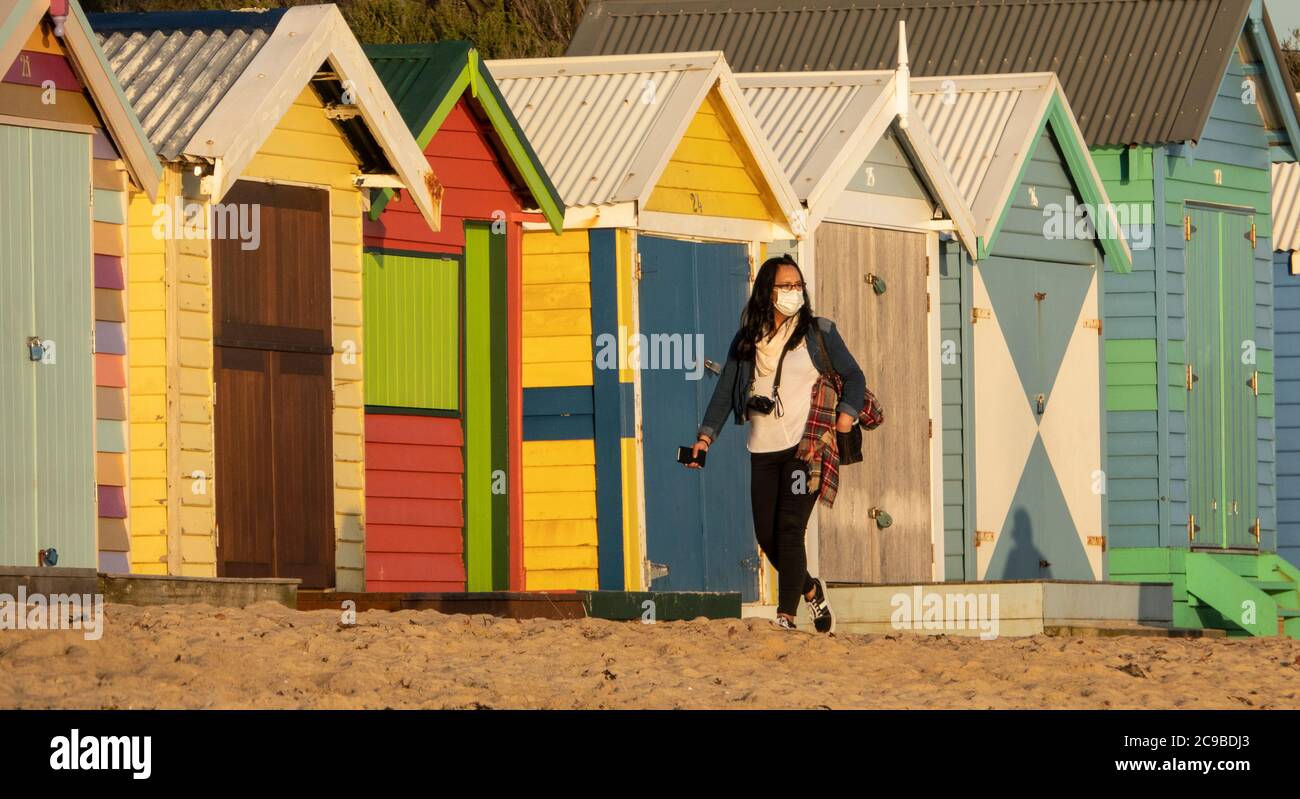 Melbourne Australie coronavirus Covid-19 : personnes portant des masques protecteurs dans la banlieue de Melbourne de Brighton ath the Famous Beach Boxes . Banque D'Images