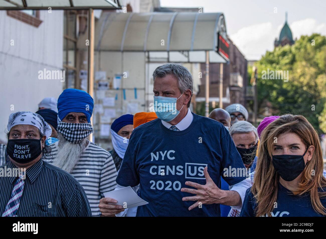 New York, États-Unis. 29 juillet 2020. Le maire Bill de Blasio portant un masque facial tout en parlant à la presse de l'importance du recensement des États-Unis à Queens borough, New York. Le maire Bill de Blasio et la directrice du recensement de New York 2020 Julie Menin vont frapper à la porte pour encourager les New-Yorkais à terminer le recensement à South Richmond Hill, Grand lit. Crédit : SOPA Images Limited/Alamy Live News Banque D'Images