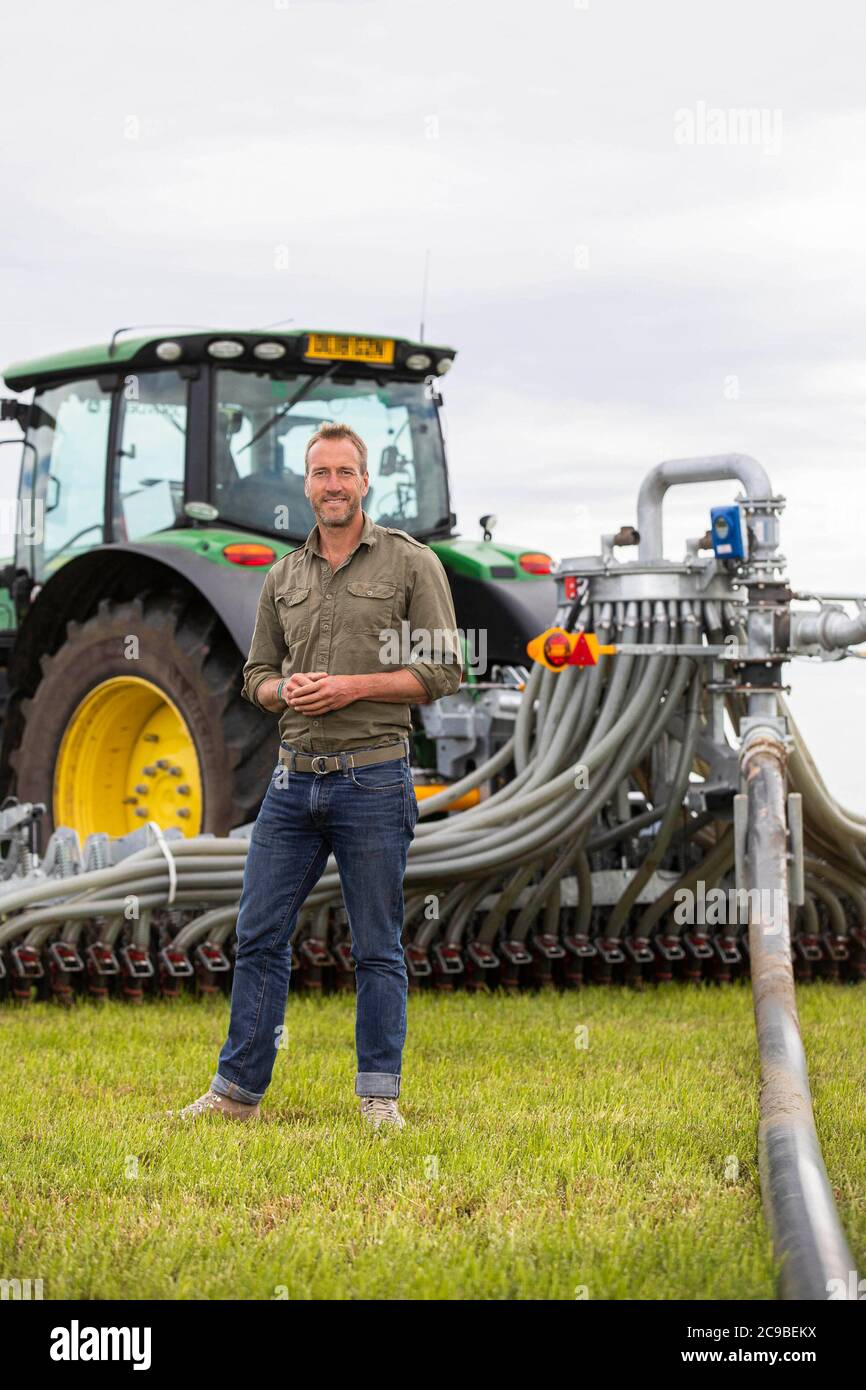 Ben Fogle visite une ferme laitière d'Arla pour explorer une nouvelle méthode d'épandage de fumier qui consiste à injecter de l'engrais directement dans le sol, ce qui réduit les odeurs et les gaz à effet de serre. Banque D'Images