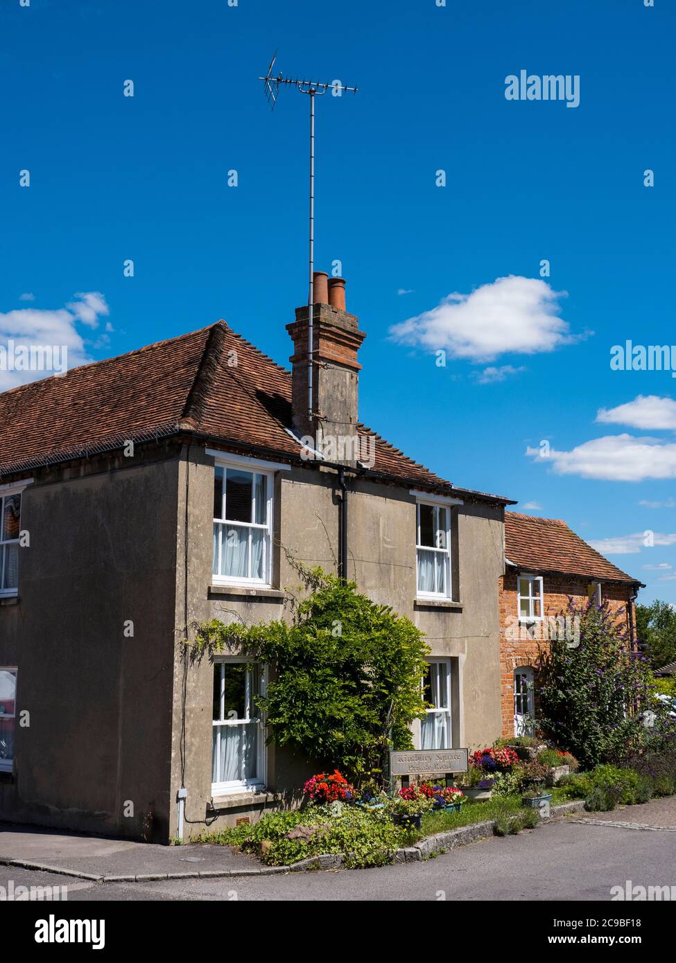 Village House with Flowers, Kintbury, Berkshire, Angleterre, Royaume-Uni, GB. Banque D'Images