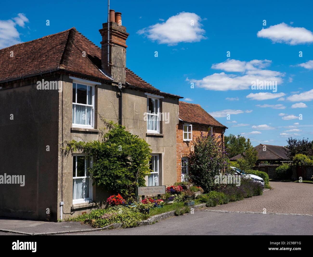 Village House with Flowers, Kintbury, Berkshire, Angleterre, Royaume-Uni, GB. Banque D'Images