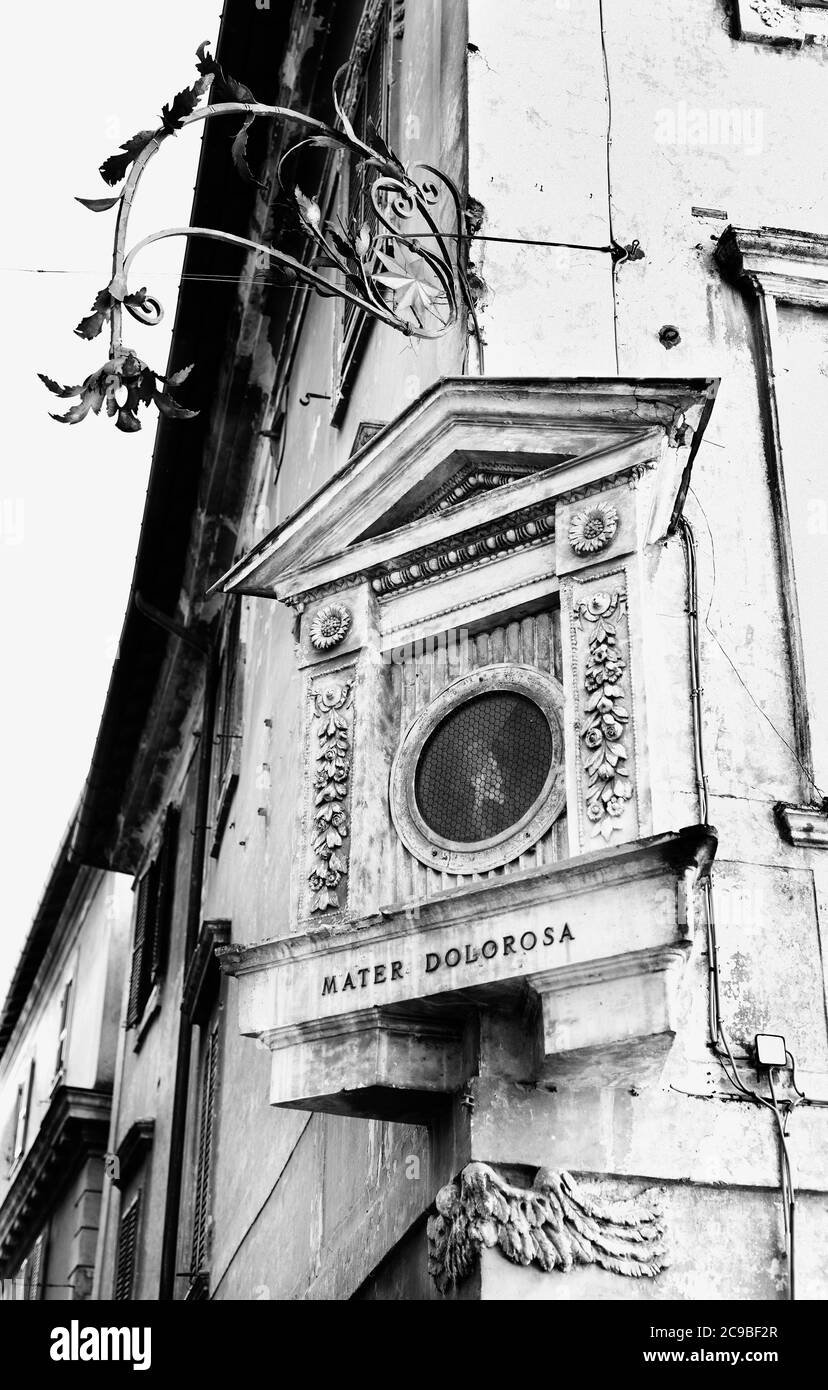 ANAGNI-ITALIE-juin 2020 -lieu de pèlerinage en bordure de chemin placé par croisement avec l'icône Mater Dolorosa -Dame de la tristesse -dans l'ancien bâtiment, belle rue florale lig Banque D'Images