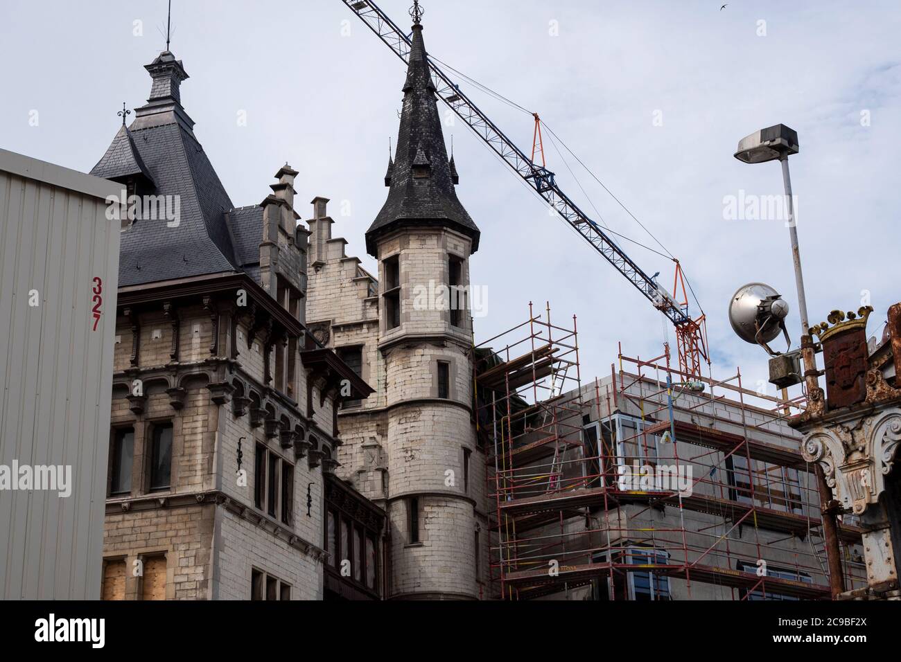 Anvers, Belgique, 19 juillet 2020, arrière du château Het Steen avec grue et échafaudage pour les travaux de rénovation Banque D'Images