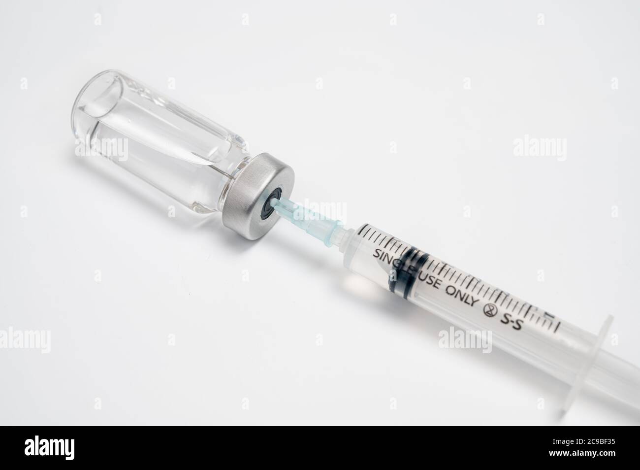 Concept de vaccin avec seringue et ampoule sur fond blanc. Banque D'Images