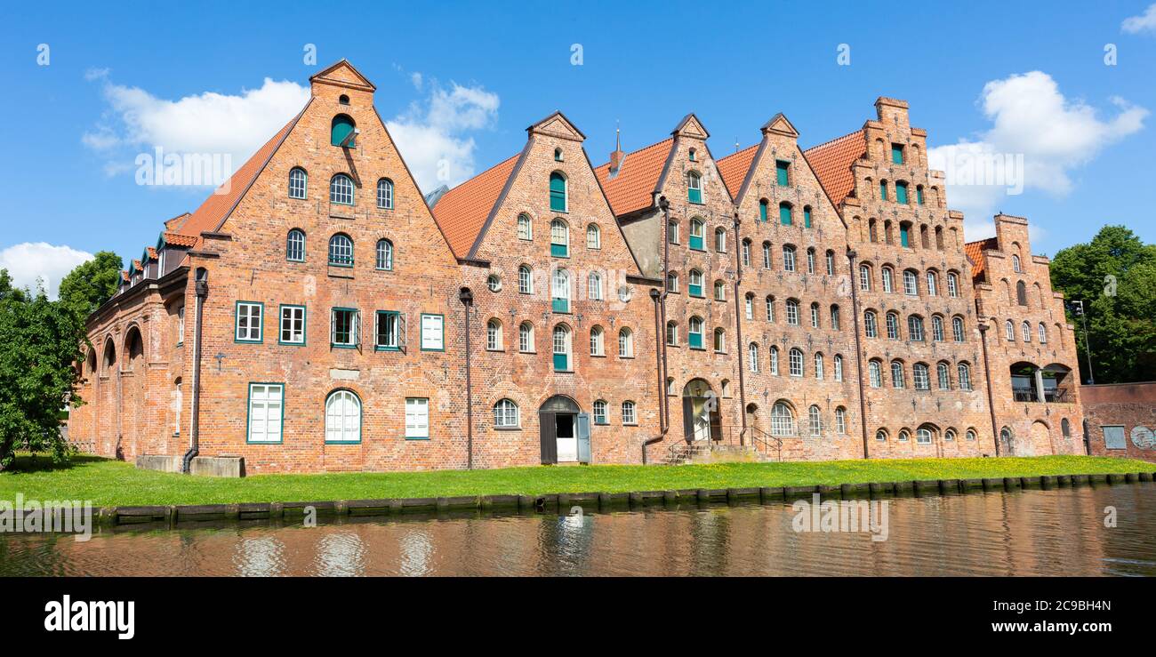 Lübeck, Schleswig-Holstein / Allemagne - 23 juin 2020: Panorama avec le Salzspeicher historique (stockage de sel). Le plus ancien des six bâtiments en briques Banque D'Images