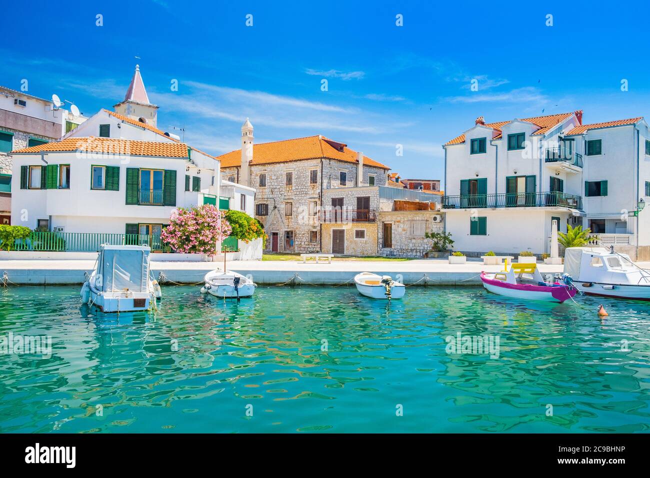 Bateaux dans la marina dans la vieille ville de Pirovac sur la côte Adriatique en Croatie, destination touristique Banque D'Images