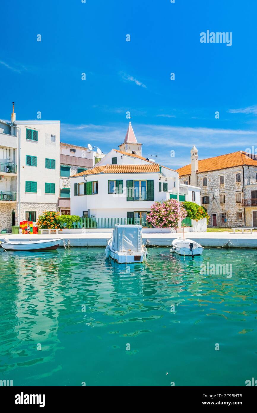 Bateaux dans la marina dans la vieille ville de Pirovac sur la côte Adriatique en Croatie, destination touristique Banque D'Images