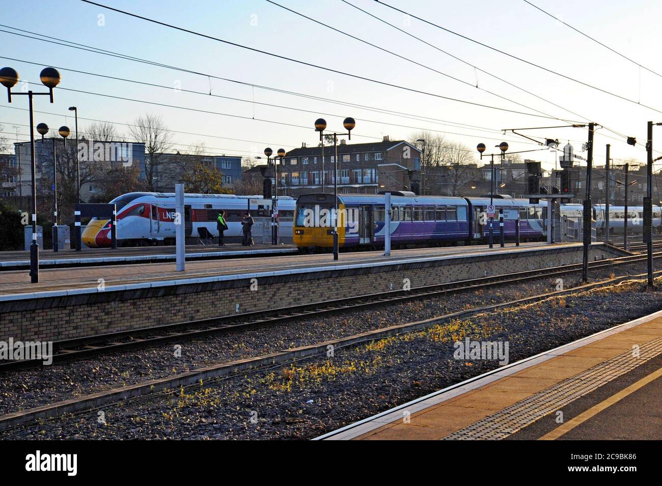 Un tout nouveau train à grande vitesse de classe Azuma sur la plate-forme opposée à un Pacer DMU de classe 142 à la gare York Banque D'Images