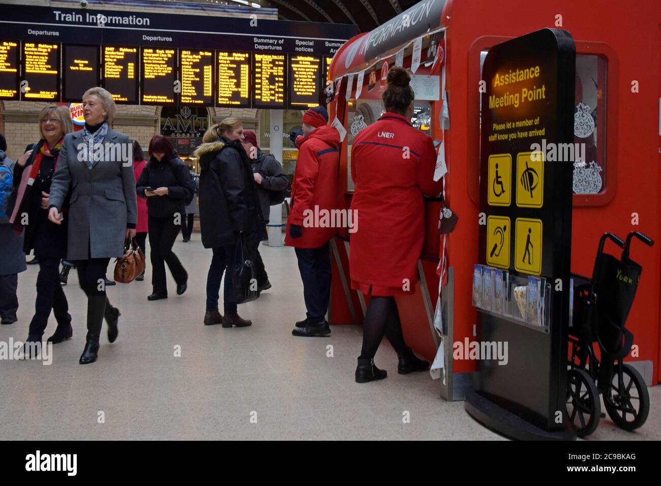 LE personnel DE LNER Railway aide les passagers à la gare de York Banque D'Images