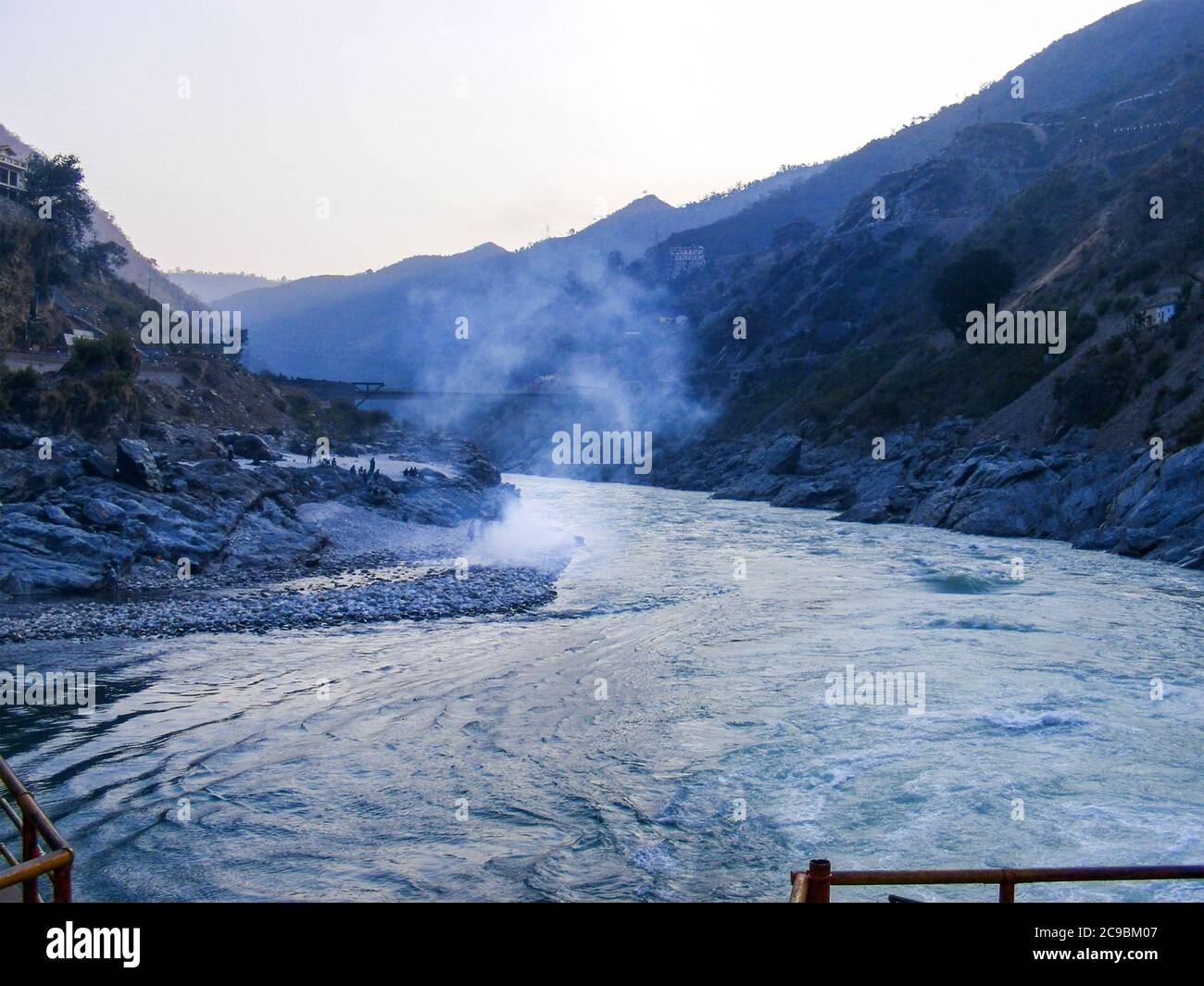 Crémation du corps sur les rives du Gange dans la chaîne de montagnes de l'Himalaya avec le Gange qui coule à travers elle. Banque D'Images