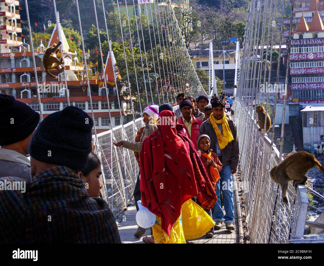 Les personnes qui marchent dans le pont suspendu, Lakshman Jhula, Rishikesh et Haridwar sont une destination touristique populaire appelée villes du patrimoine jumeau Banque D'Images