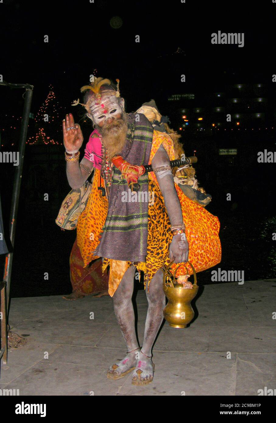 Aghori sadhu, appartenant à une secte de Shiva adorant les ascétiques, effectuant des méditations nocturnes dans les terres hantantes des ghats hindous. Banque D'Images
