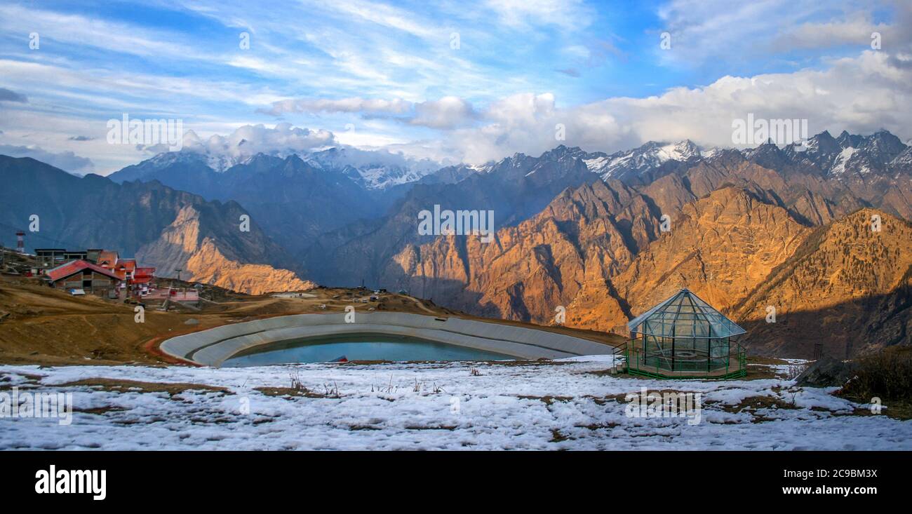 Le village d'Auli, dans l'Himachal Pradesh, est une escapade d'hiver populaire où les gens traversent de dangereuses routes himalayenne pour profiter de la neige, du ski et de l'hiver Banque D'Images