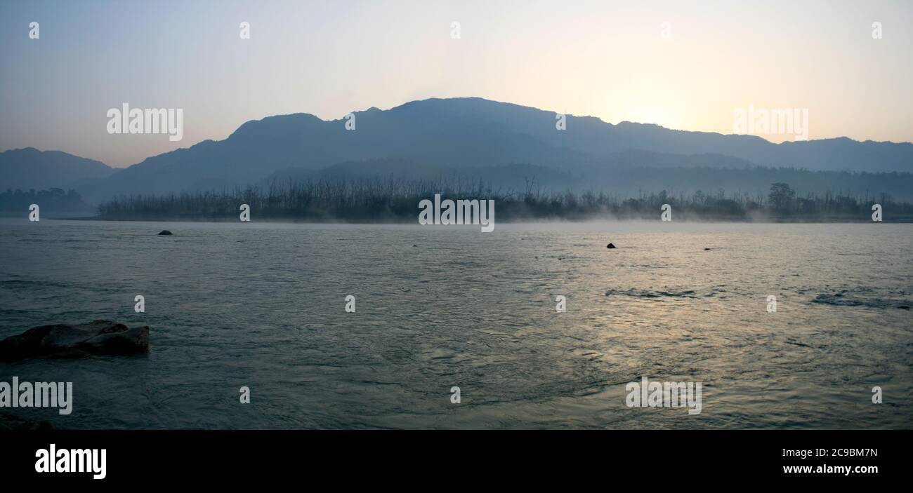 Chaîne de montagnes de l'Himalaya avec le Gange qui coule à travers elle. Rishikesh et Haridwar sont des destinations touristiques populaires appelées villes à deux patrimoines Banque D'Images