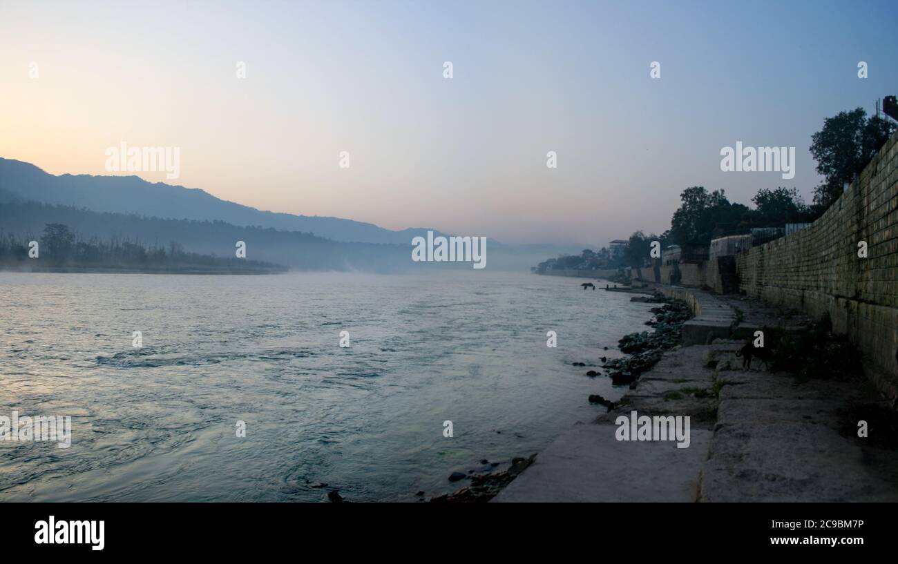 Chaîne de montagnes de l'Himalaya avec le Gange qui coule à travers elle. Rishikesh et Haridwar sont des destinations touristiques populaires appelées villes à deux patrimoines Banque D'Images