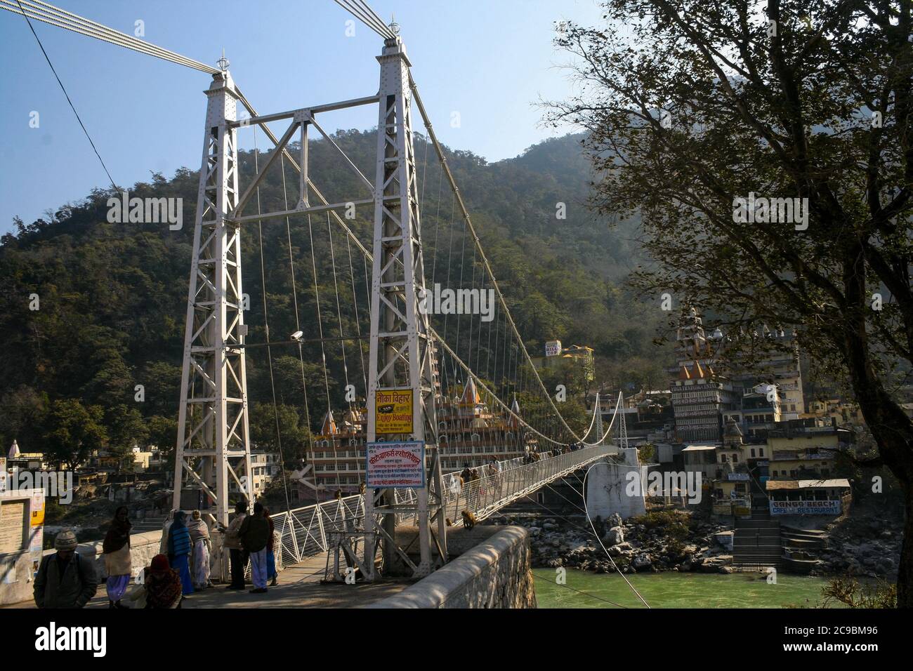 Lakshman Jhula est un pont suspendu de l'autre côté de la rivière Ganges, Rishikesh et Haridwar sont des destinations touristiques populaires appelées villes du patrimoine jumeau Banque D'Images